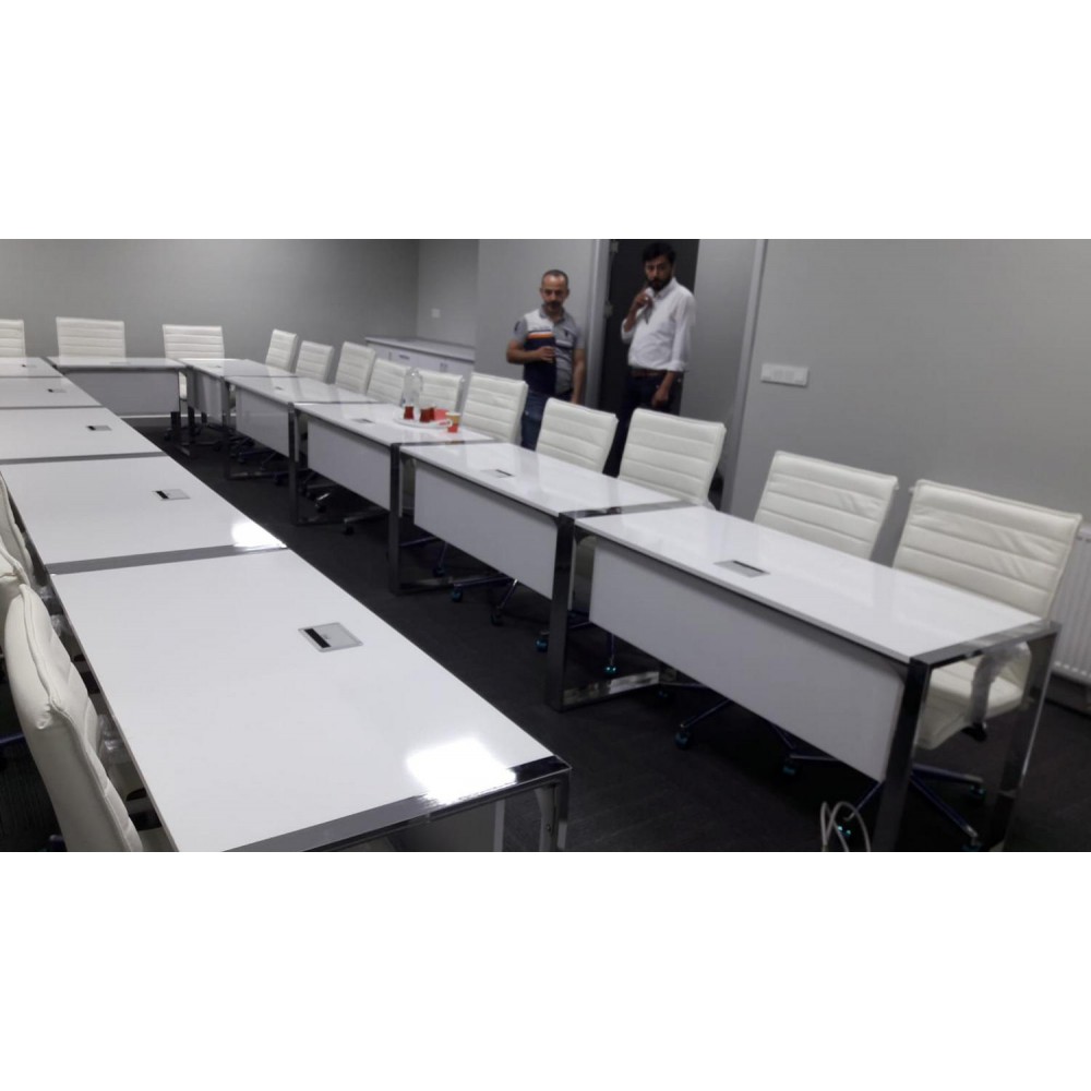 Herr Selim Besprechungszimmer Schreibtisch