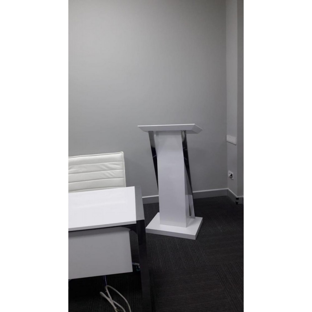 Herr Selim Besprechungszimmer Schreibtisch