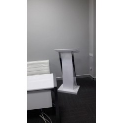 Herr Selim Besprechungszimmer Schreibtisch