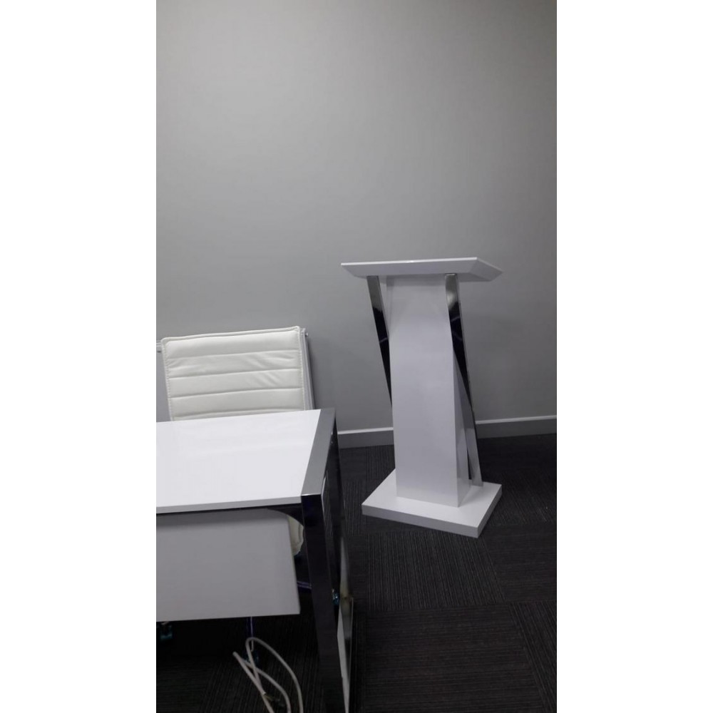 Herr Selim Besprechungszimmer Schreibtisch