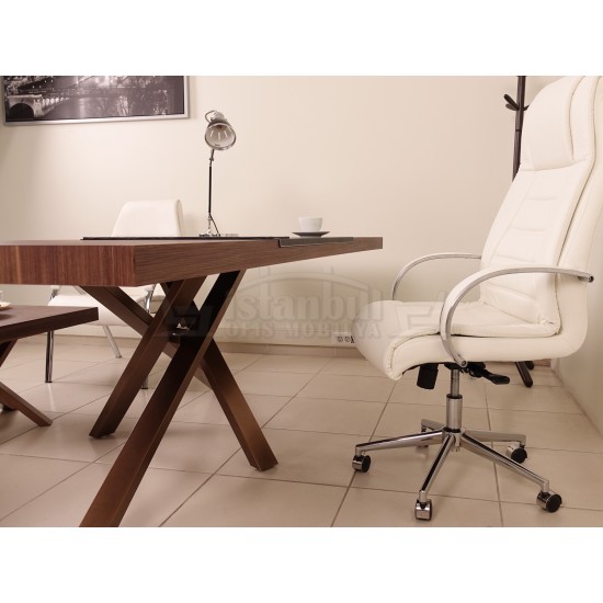 Bayern Executive Teams Walnut