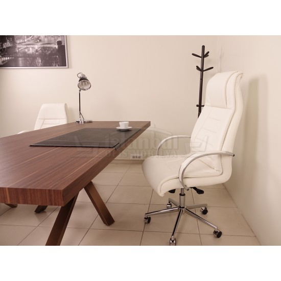 Bayern Executive Teams Walnut