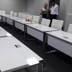 Herr Selim Besprechungszimmer Schreibtisch