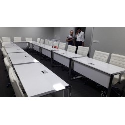 Herr Selim Besprechungszimmer Schreibtisch