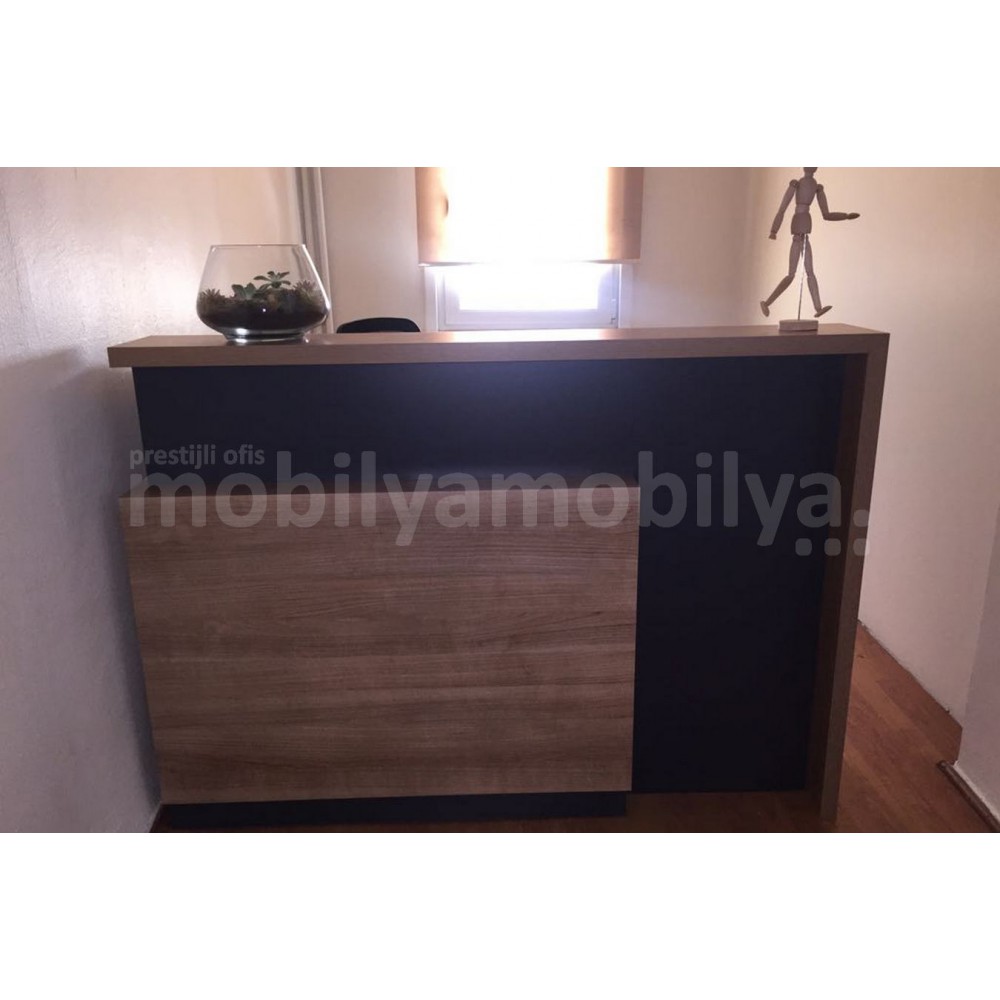 Frau Taksim Büromöbel Tulpen