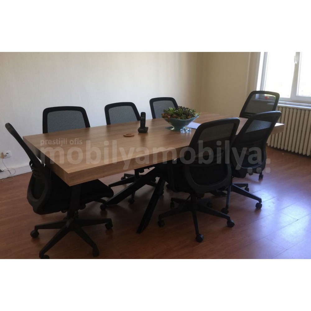 Frau Taksim Tulip Besprechungstisch