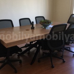 Frau Taksim Tulip Besprechungstisch