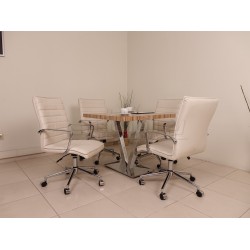 طاولة اجتماعات مربع في فيينا