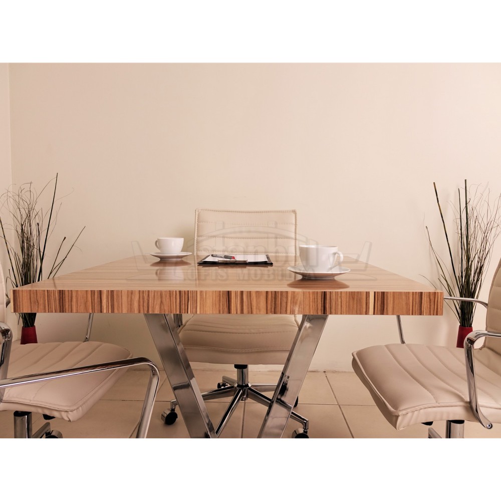 طاولة اجتماعات مربع في فيينا