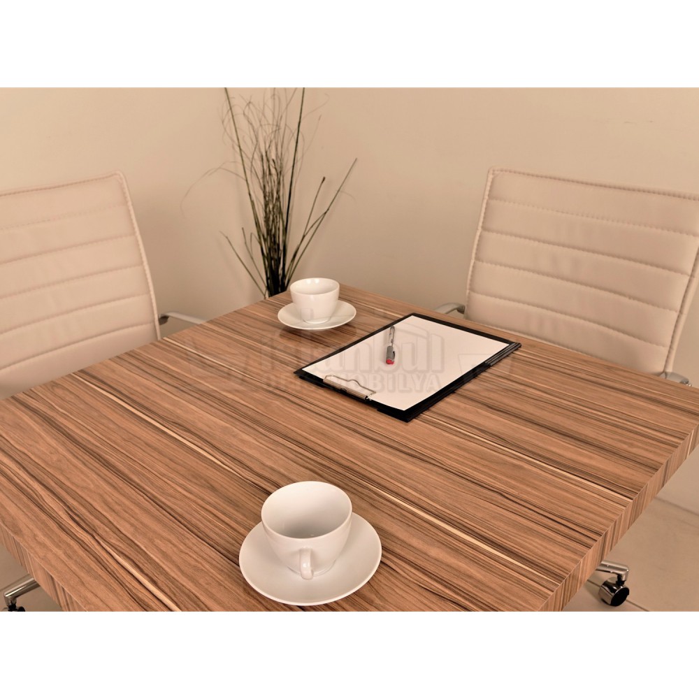 طاولة اجتماعات مربع في فيينا