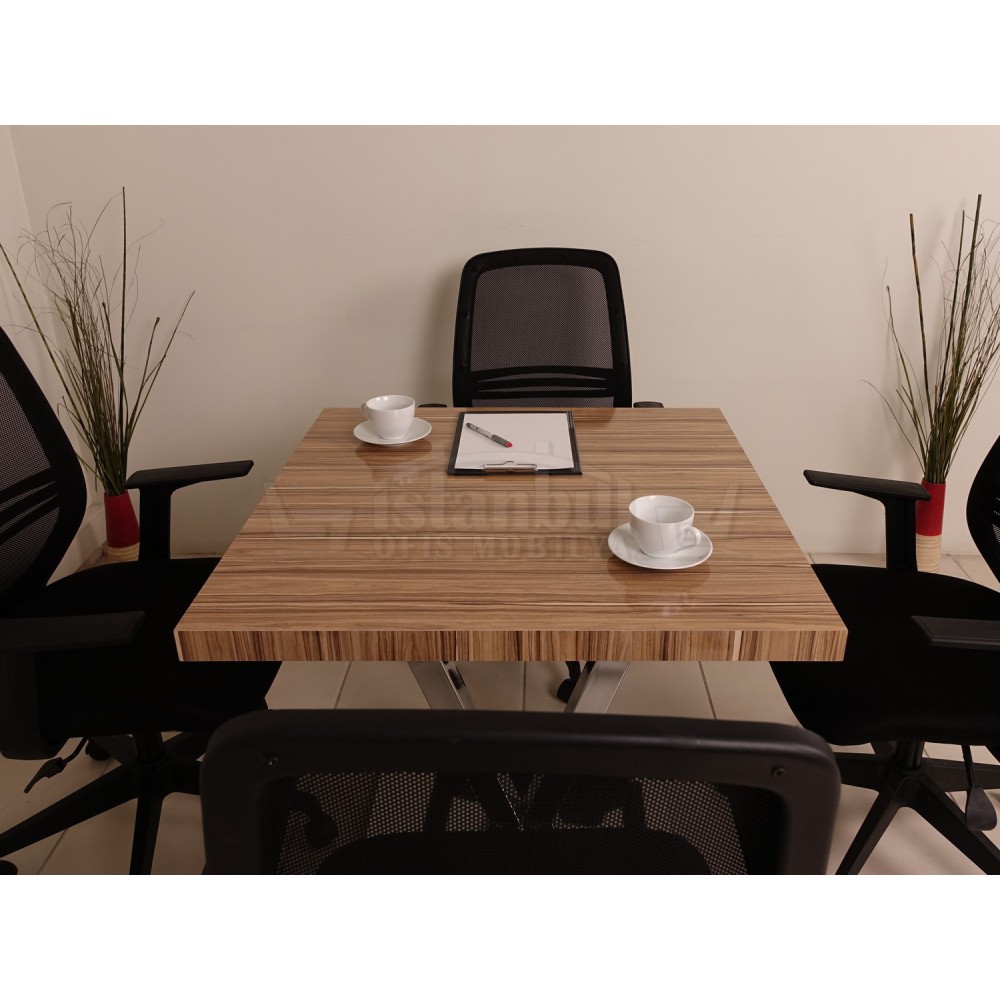 طاولة اجتماعات مربع في فيينا