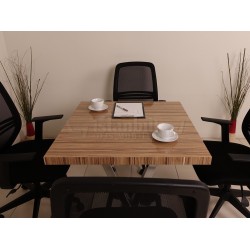 طاولة اجتماعات مربع في فيينا