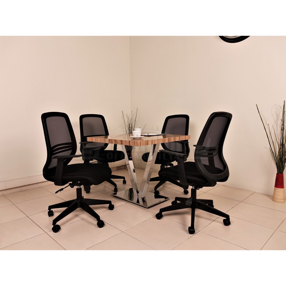 طاولة اجتماعات مربع في فيينا