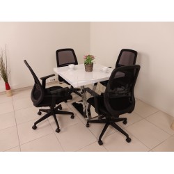 طاولة اجتماعات مربع في فيينا