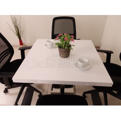 طاولة اجتماعات مربع في فيينا