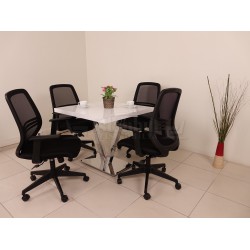 طاولة اجتماعات مربع في فيينا