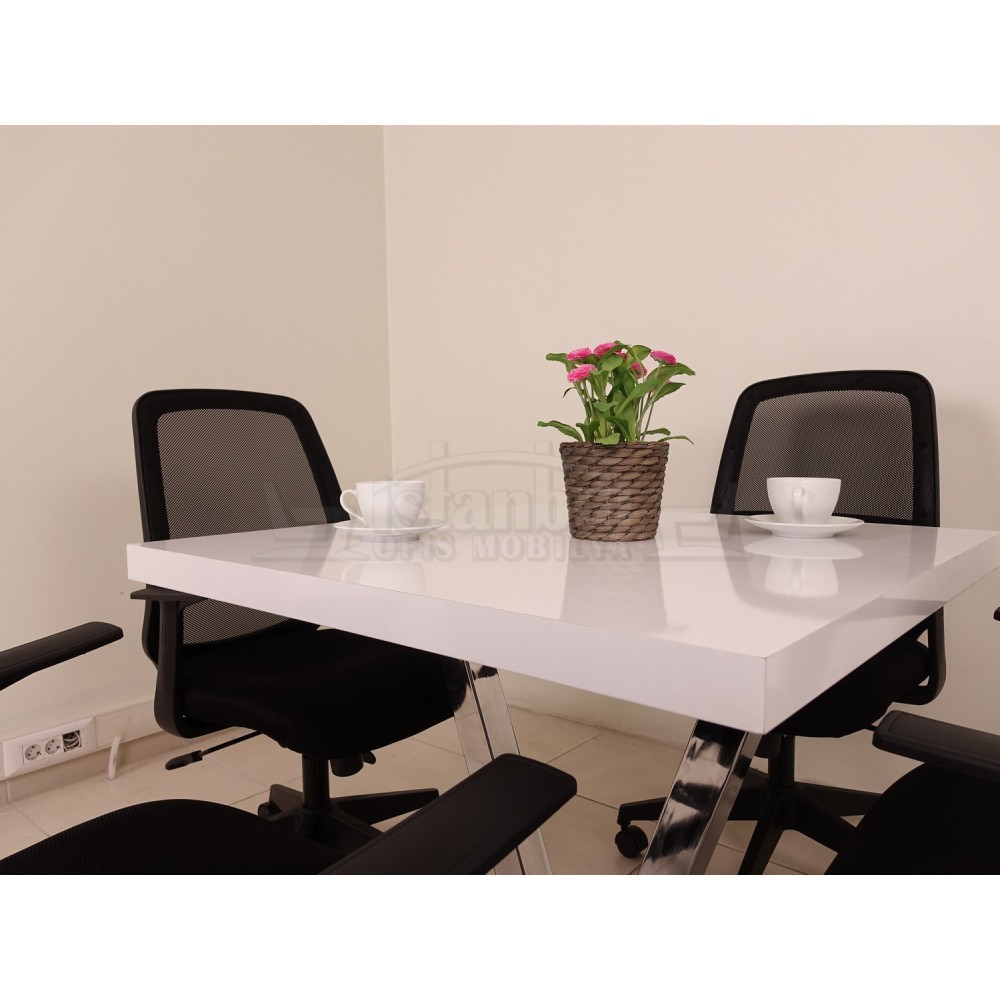 طاولة اجتماعات مربع في فيينا