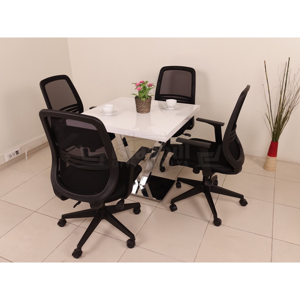 طاولة اجتماعات مربع في فيينا