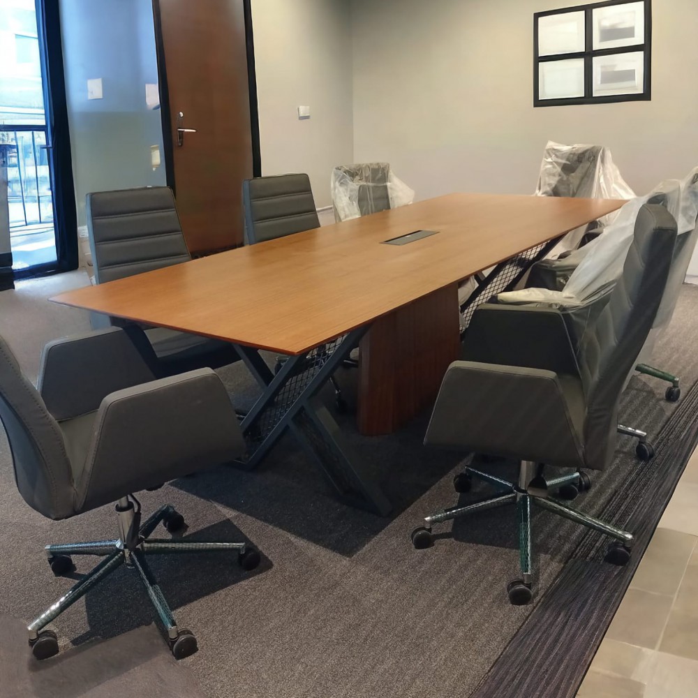 Holzfurnierter Besprechungstisch