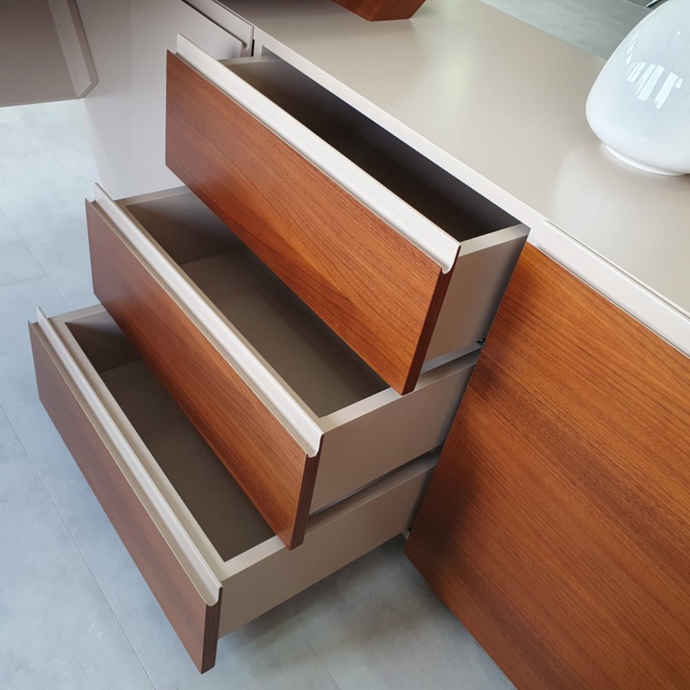  金色行政办公套装