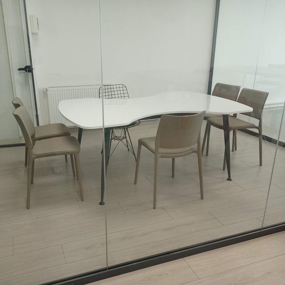 Bougainvillea-Besprechungstisch