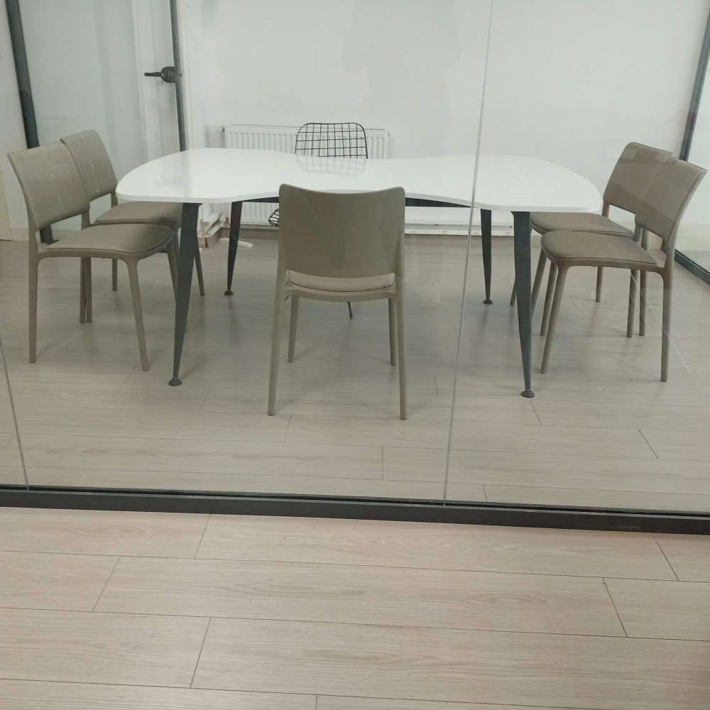 Bougainvillea-Besprechungstisch