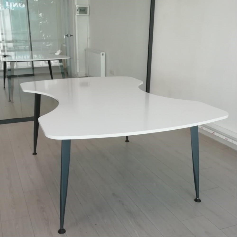 Bougainvillea-Besprechungstisch