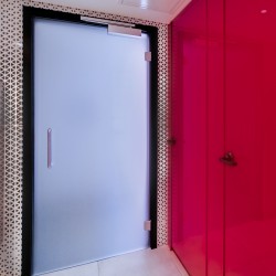 Trennwandsysteme für Waschbecken aus Glas