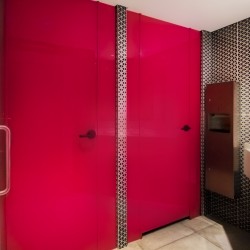 Trennwandsysteme für Waschbecken aus Glas