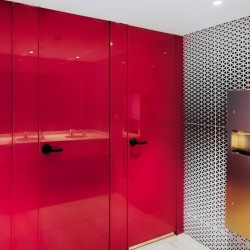 Trennwandsysteme für Waschbecken aus Glas