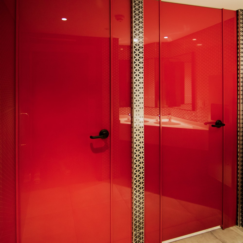 Trennwandsysteme für Waschbecken aus Glas