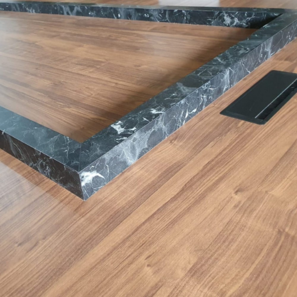 Besprechungstisch aus Holz mit Marmormuster