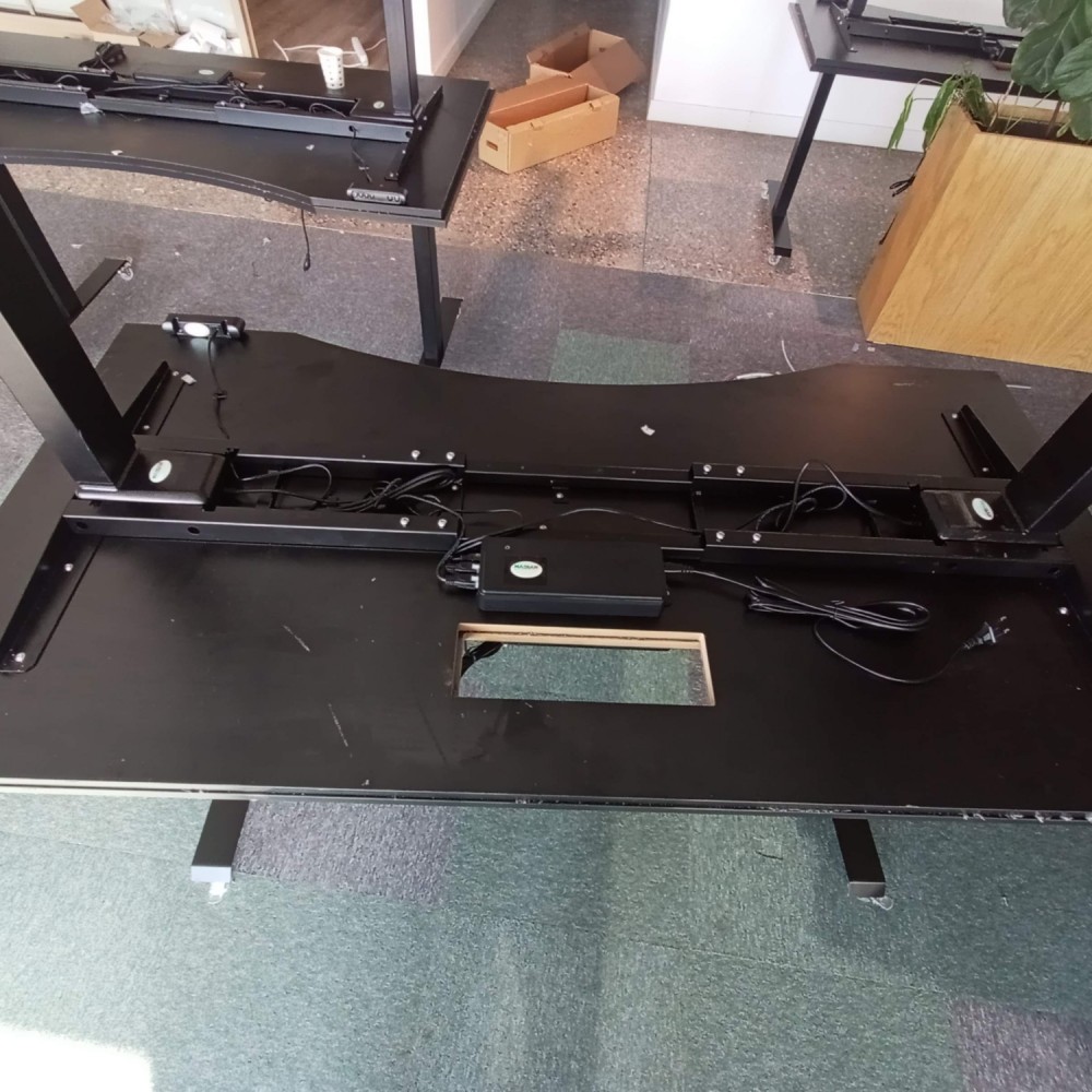 IOM Schreibtisch mit motorisiertem, höhenverstellbarem Rad