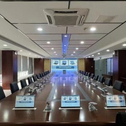 Modifizierter Monitorlift für Multimedia-Konferenzräume