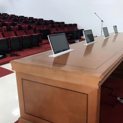 AML 21.5 Besprechungstisch mit motorisiertem Monitorlift