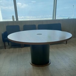 Runder Bürotisch